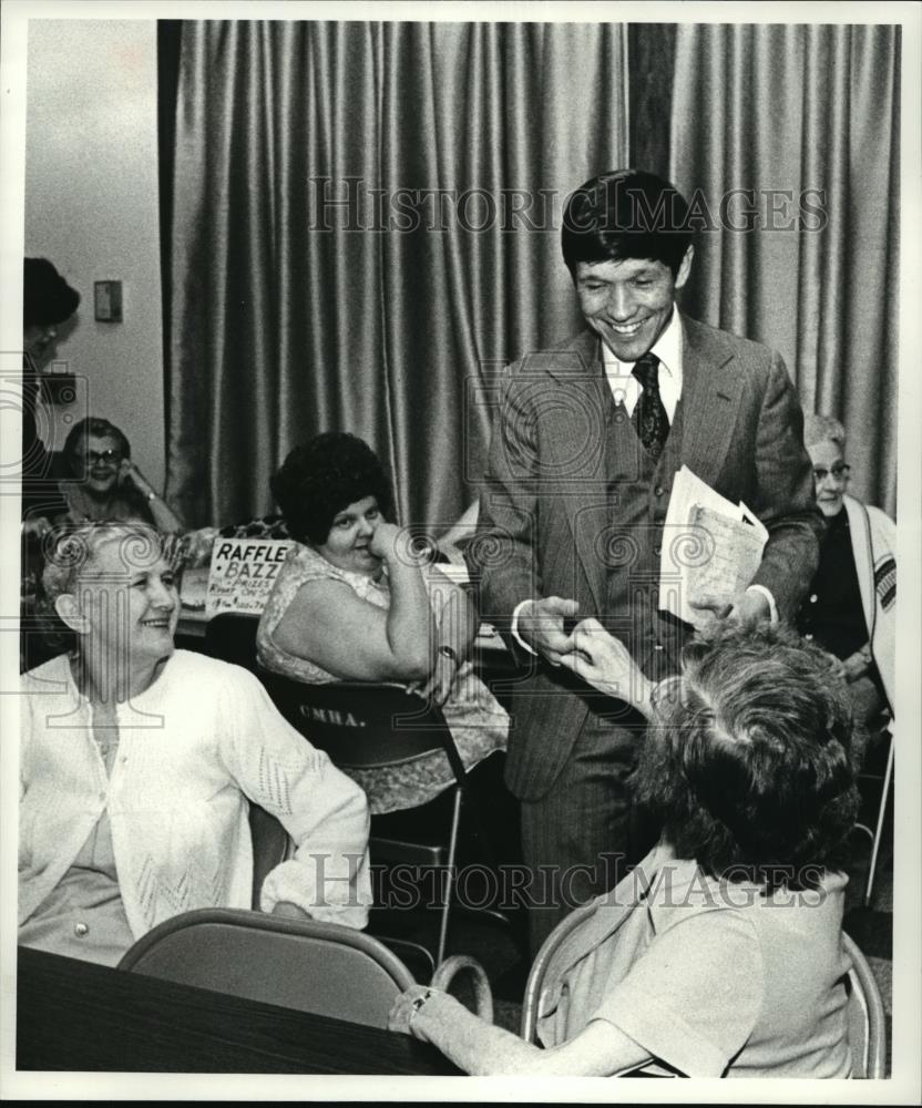 1980 Press Photo Dennis Kucinich at a Golden Age Center on Jennings Road - Historic Images