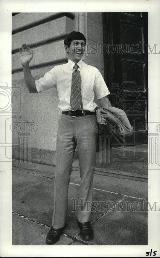 1983 Press Photo Councilman Dennis J. Kucinich arrives at City Hall for 1st time - Historic Images