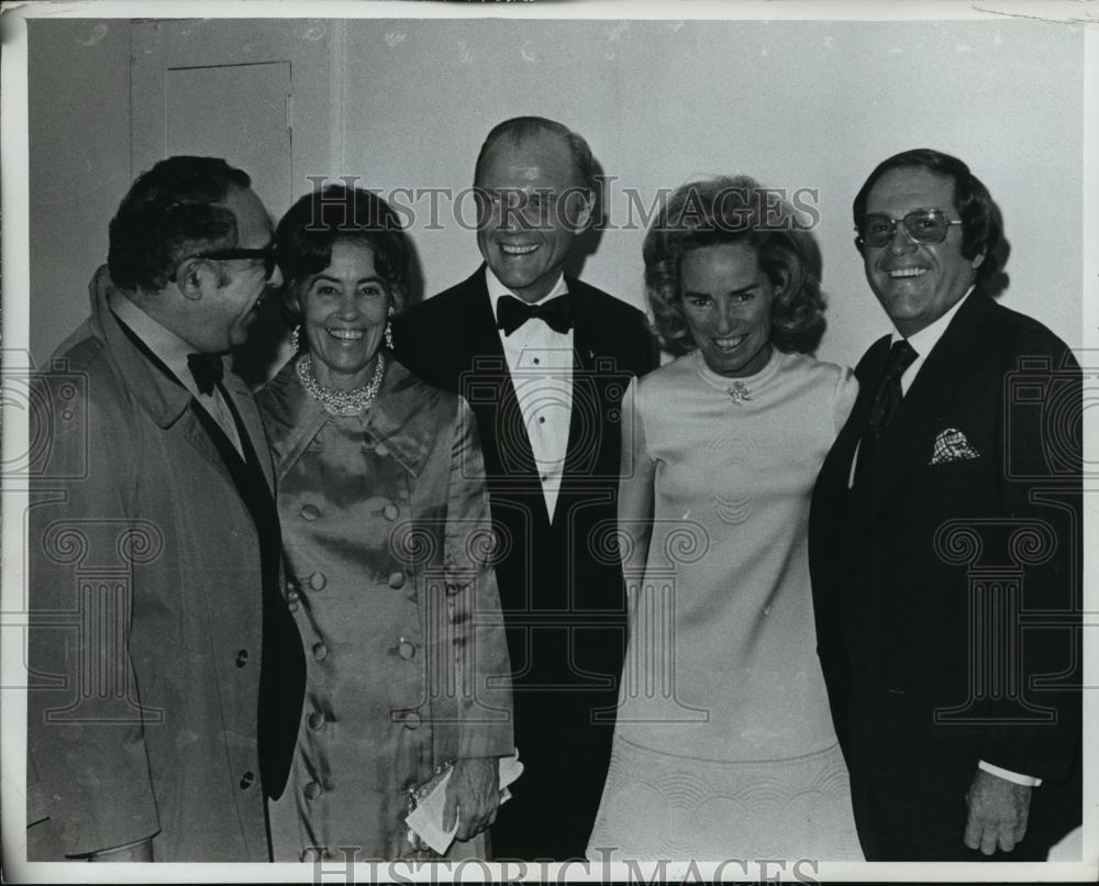 1971 Press Photo L-R: Art Bochwold, Ann Glenn, John Glenn, Ethel Kennedy, A King - Historic Images