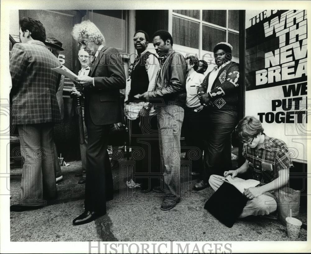 1979 Press Photo James Danvford sitting waiting in line for license sticker - Historic Images
