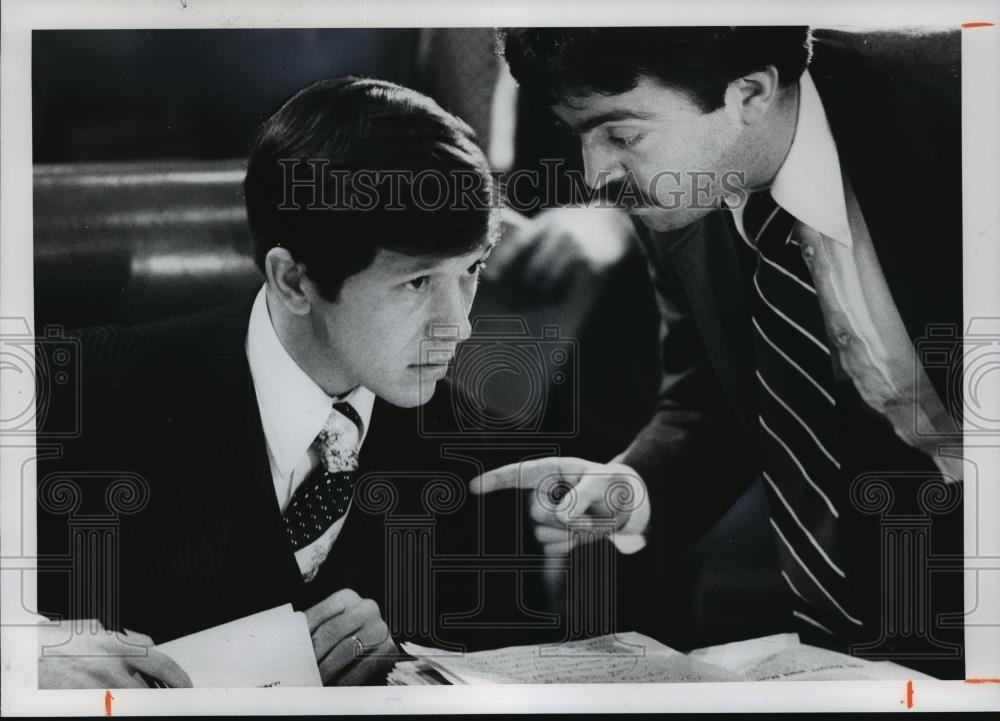 1978 Press Photo Mayor Dennis Kucinich and James Rokakis at City Council. - Historic Images