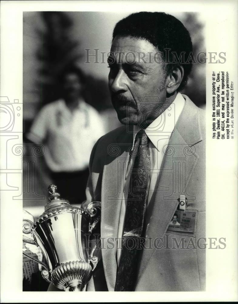 1988 Press Photo Owner James Cottrell accepts the winners cup - cvb63459 - Historic Images