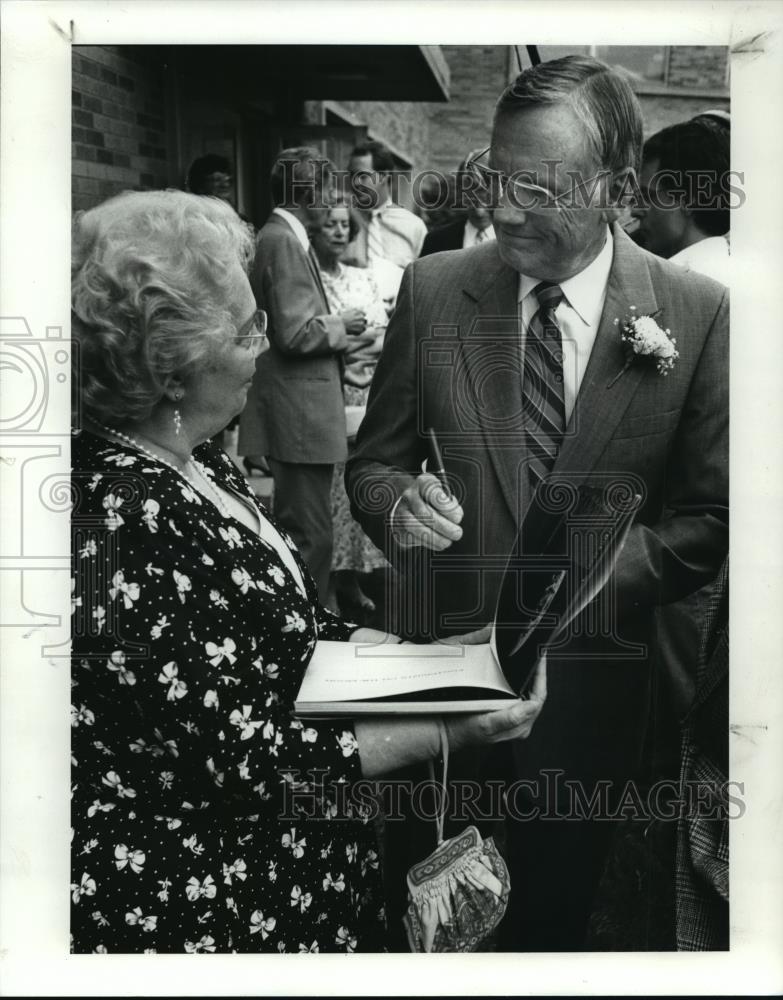 1989 Press Photo Neil Armstrong-NASA visit - cvb71312 - Historic Images