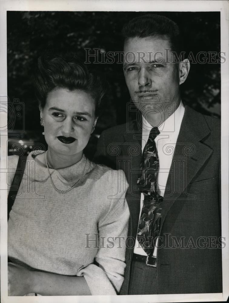 1946 Press Photo New York Battenfield&#39;s child stricken by malady on ship NYC - Historic Images