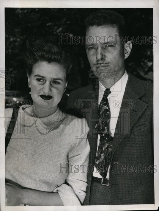 1946 Press Photo New York Battenfield's child stricken by malady on ship NYC - Historic Images