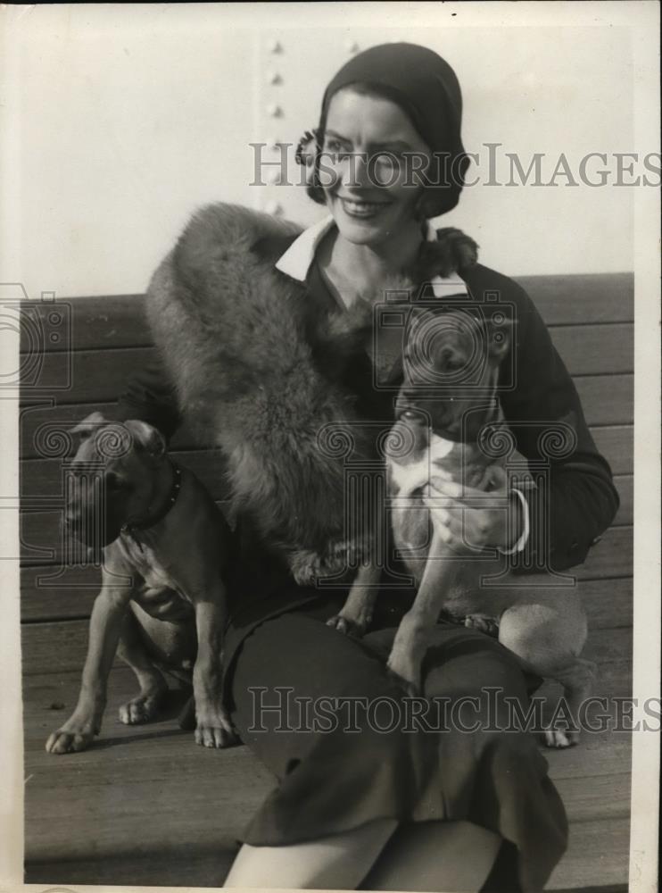 1930 Press Photo New York Polly Damrosch with her two German Boxer dogs NYC - Historic Images