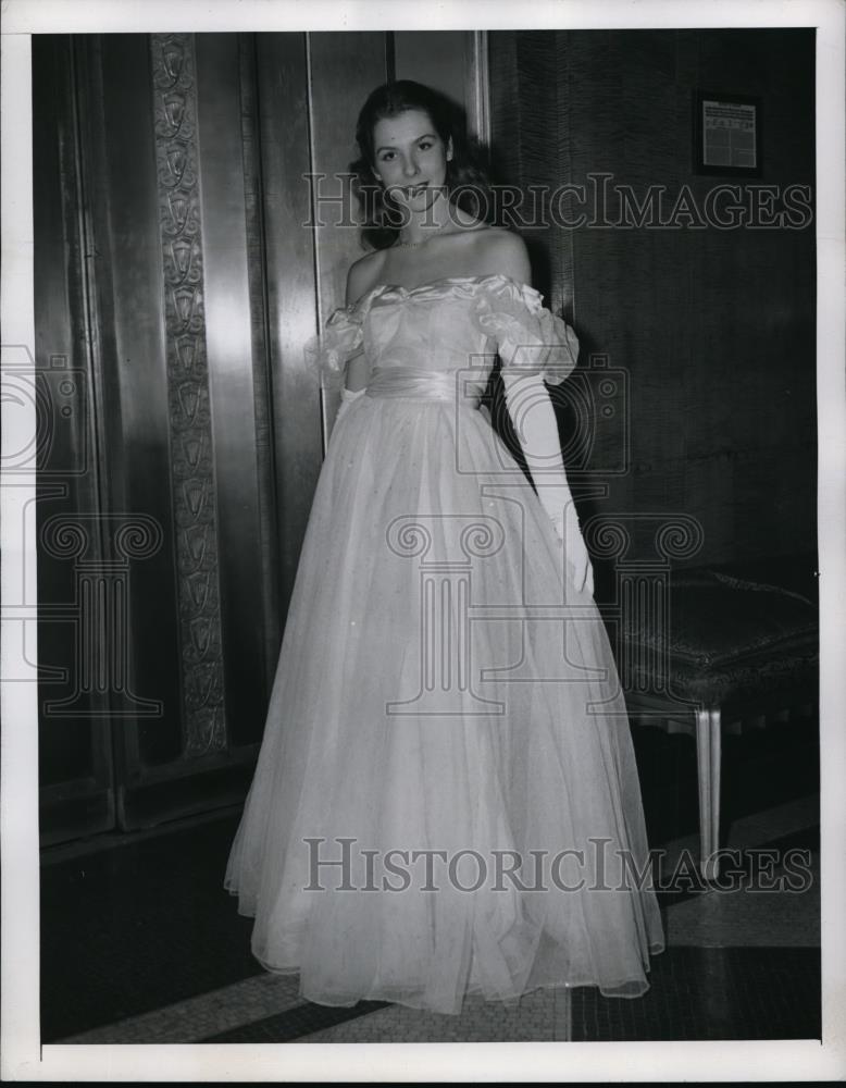 1946 Press Photo New York Celesta Seymour in her new wedding dress NYC - Historic Images