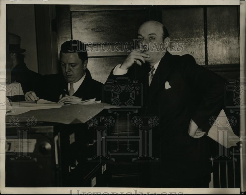 1933 Press Photo G.F. Mentz Telling His Story To A Washington Newspaperman - Historic Images