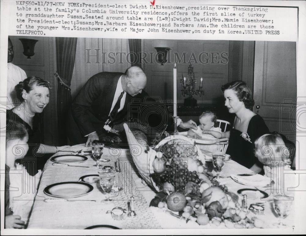 1953 Press Photo Pres. Eisenhower over Thanksgiving table at Columbia University - Historic Images
