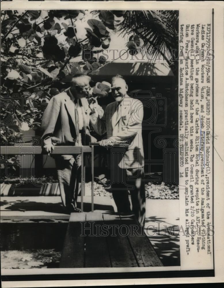 1959 Press Photo David Dubinsky and Jacob Potofsku in the garden of Caribe Hotel - Historic Images