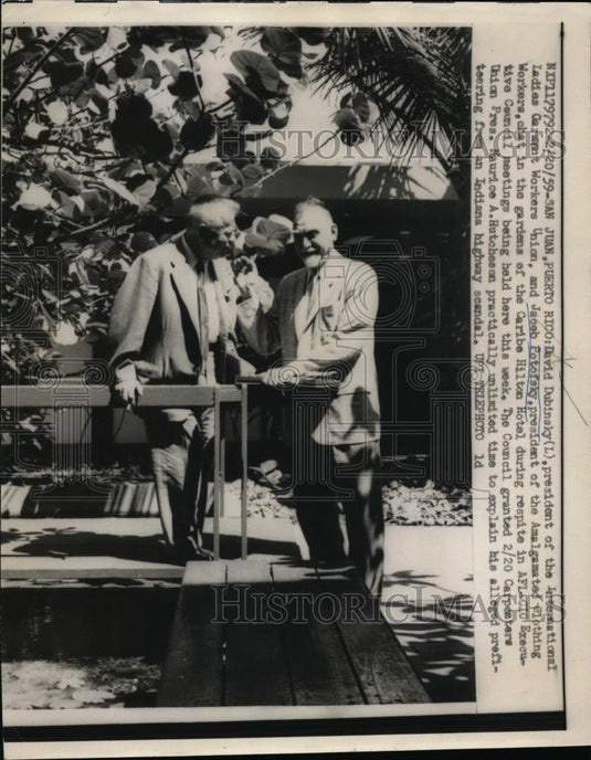 1959 Press Photo David Dubinsky and Jacob Potofsku in the garden of Caribe Hotel - Historic Images