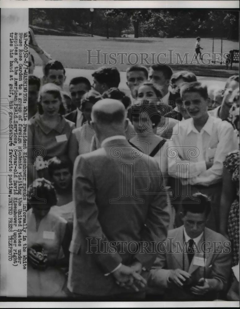 1954 Press Photo Pres.Eisenhower with group of Foreign Students visiting U.S - Historic Images