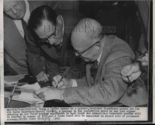 1954 Press Photo Pres.Eisenhower signed bill with Air Force sec. Harold Tallbott - Historic Images