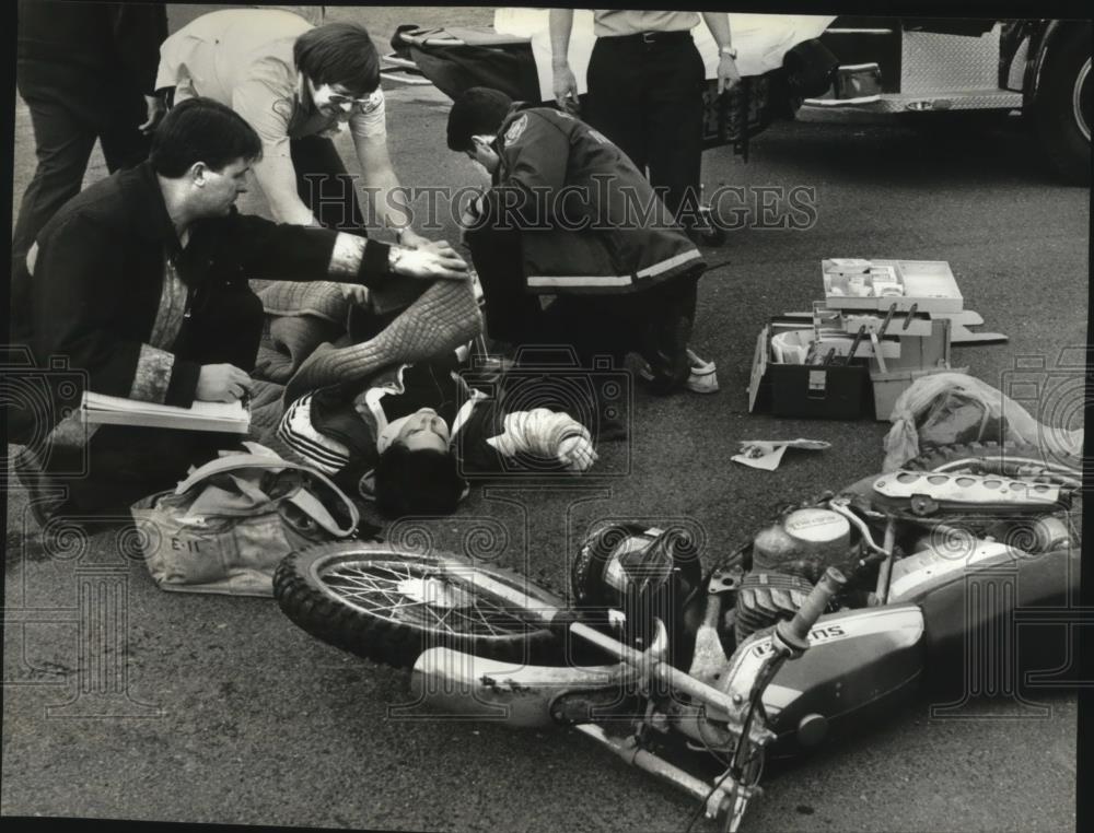 1983 Press Photo Paramedics Treat Jeffrey Peer After Motorcycle Collided to Bus - Historic Images