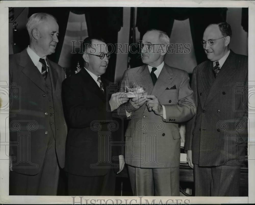 1947 Press Photo Silver Model Of S.S. Natchez Was Presented To President Truman - Historic Images