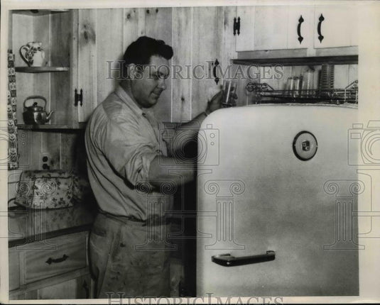 1958 Press Photo Gordon Hardin stand in Virginia and reach water in Tennessee - Historic Images