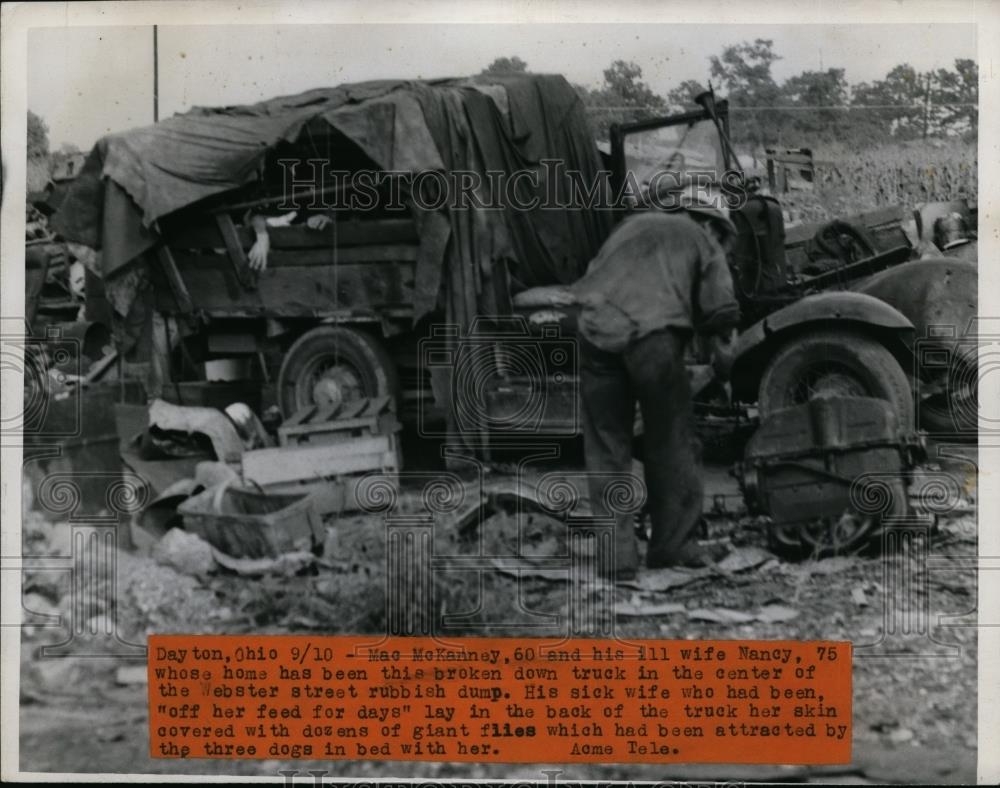 1947 Press Photo Mac Mckanney live in broken down truck in Webster St. Dump - Historic Images