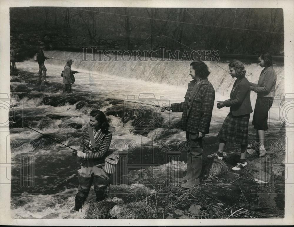 1939 Press Photo White Plains NY fisherwomen Pat Kayser, Marge Kelly - net13822 - Historic Images