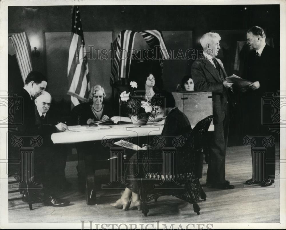 1932 Press Photo President Herbert Hoover Hand Over His Ballot - nee93977 - Historic Images