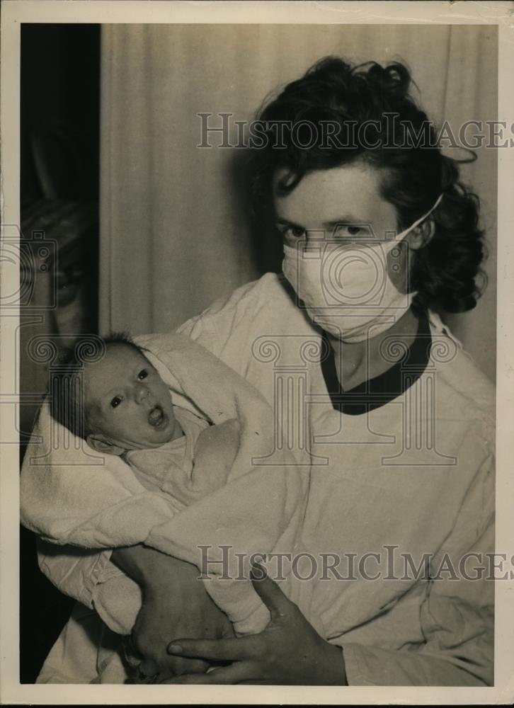 1948 Press Photo Lottie Gabor with newborn son Dale in hospital - nee94701 - Historic Images