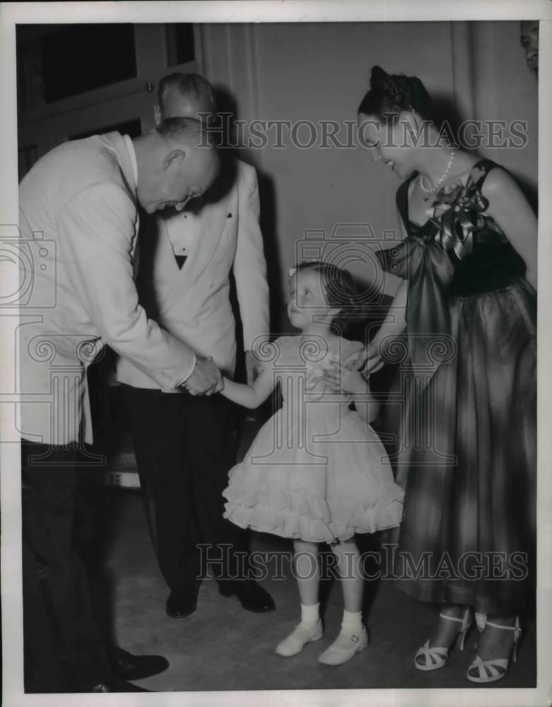 1954 Press Photo Pres.Dwight Eisenhower greets five year old Jean Mae Mcintosh - Historic Images