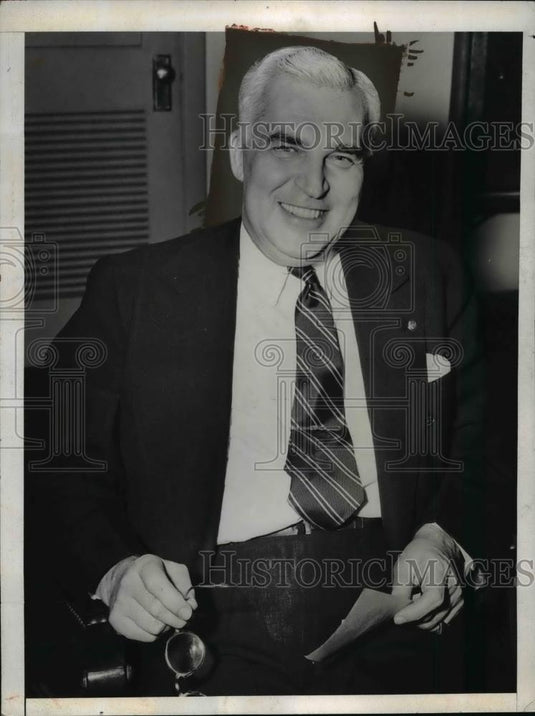 1943 Press Photo Paul McNutt, War Manpower Chairman at Press Conference - Historic Images