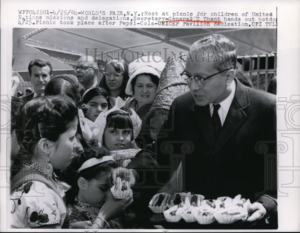 1964 Press Photo U.Thant, Sec. General host at picnic of United Nation MIssion - Historic Images