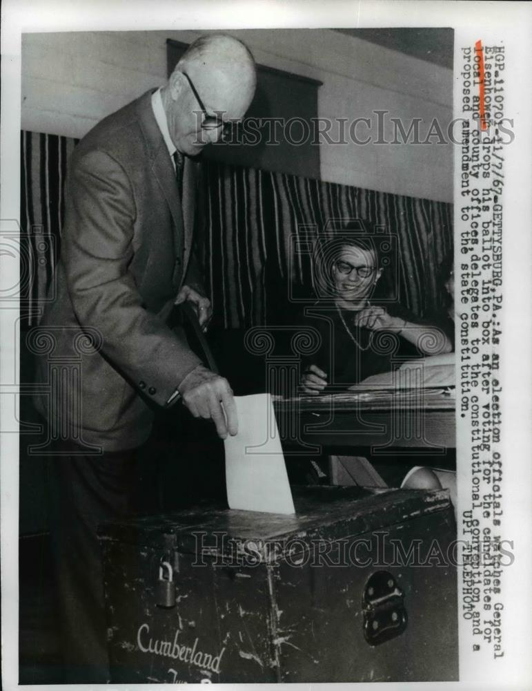 1967 Press Photo Gen. Eisenhower drops ballot into box at Gettysburg Pa - Historic Images