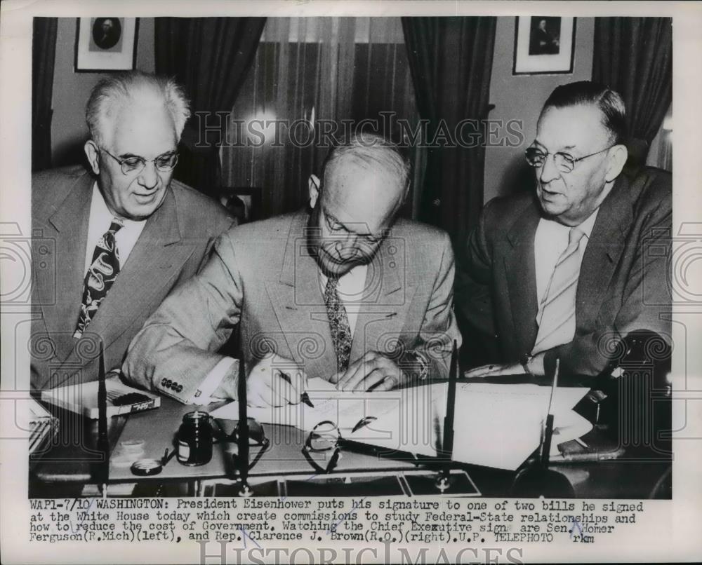 1953 Press Photo Pres.Eisenhower signed two bills  at the White House - Historic Images