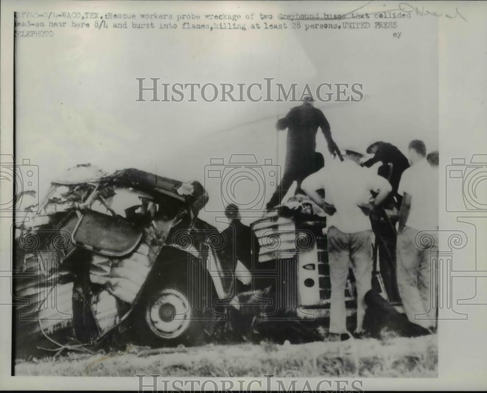 1952 Press Photo Rescue Workers Probe The Wreckage Of Greyhound Buses - Historic Images