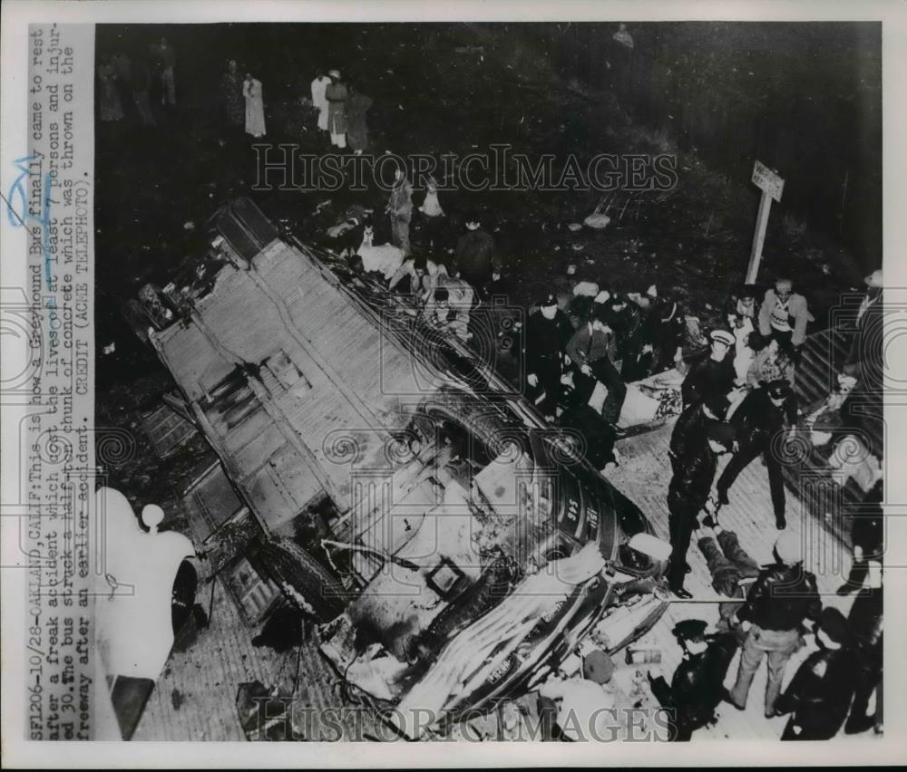 1931 Press Photo Greyhound Bus Crashed Into The Concrete - nee96205 - Historic Images