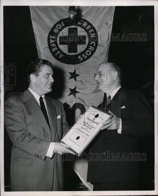 1951 Press Photo J.E. Trainer of Firestone received away from Green Cross - Historic Images
