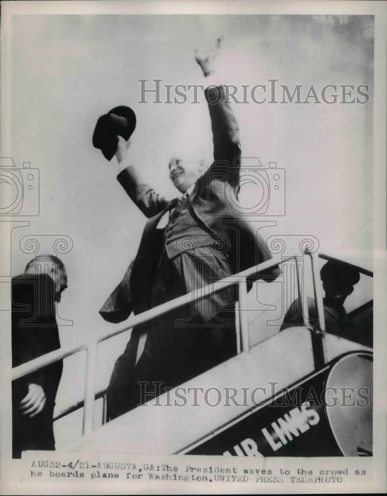 1953 Press Photo President Dwight Eisenhower boards plane for Washington - Historic Images
