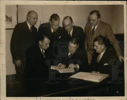1927 Press Photo Alan Gillmare Al Simpson FJ Potts sign agreement - nee94853 - Historic Images