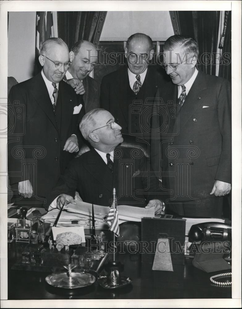 1946 Press Photo Pres.Harry S.Truman with Imperial Potentate of Imperial Council - Historic Images