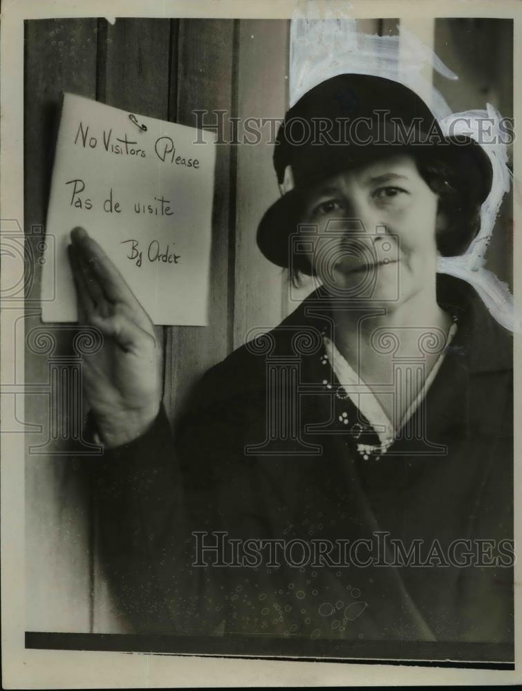 1934 Press Photo Mrs. Alexander Degros neighbor sign Pas De Visite  - nee95512 - Historic Images