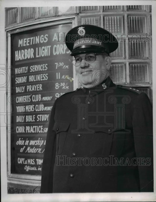 1952 Press Photo Chicago Salvation Army Officer Captain Thomas A. Crocker - Historic Images