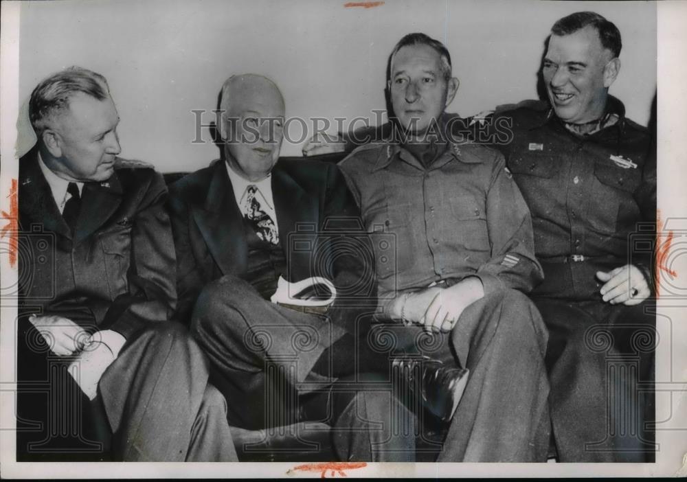 1953 Press Photo Pres.Dwight Eisenhower with top brass  at 8th Army Headquaters - Historic Images