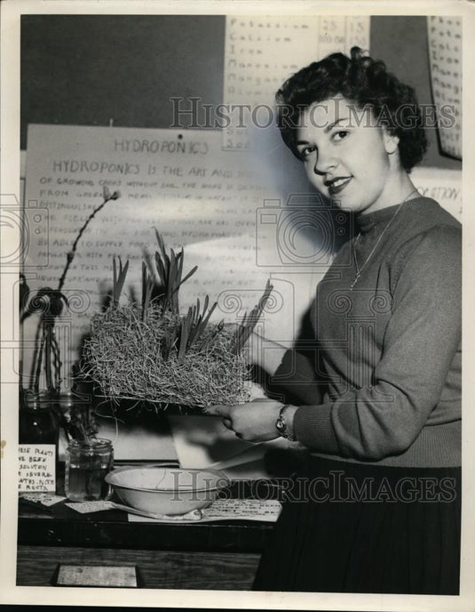 1959 Press Photo Beverly Valek Hydroponics Science of Growing Plant without Soil - Historic Images