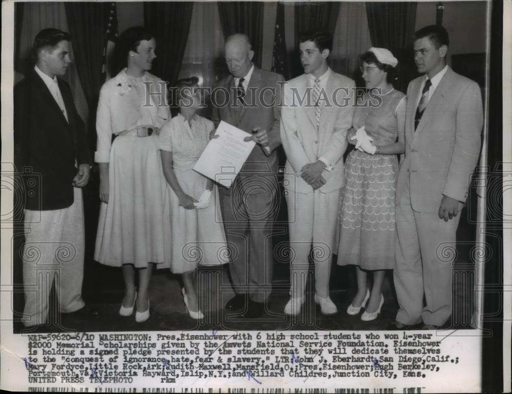 1954 Press Photo Pres. Eisenhower with 6 H.S.Studens won Memorial Scholarships - Historic Images