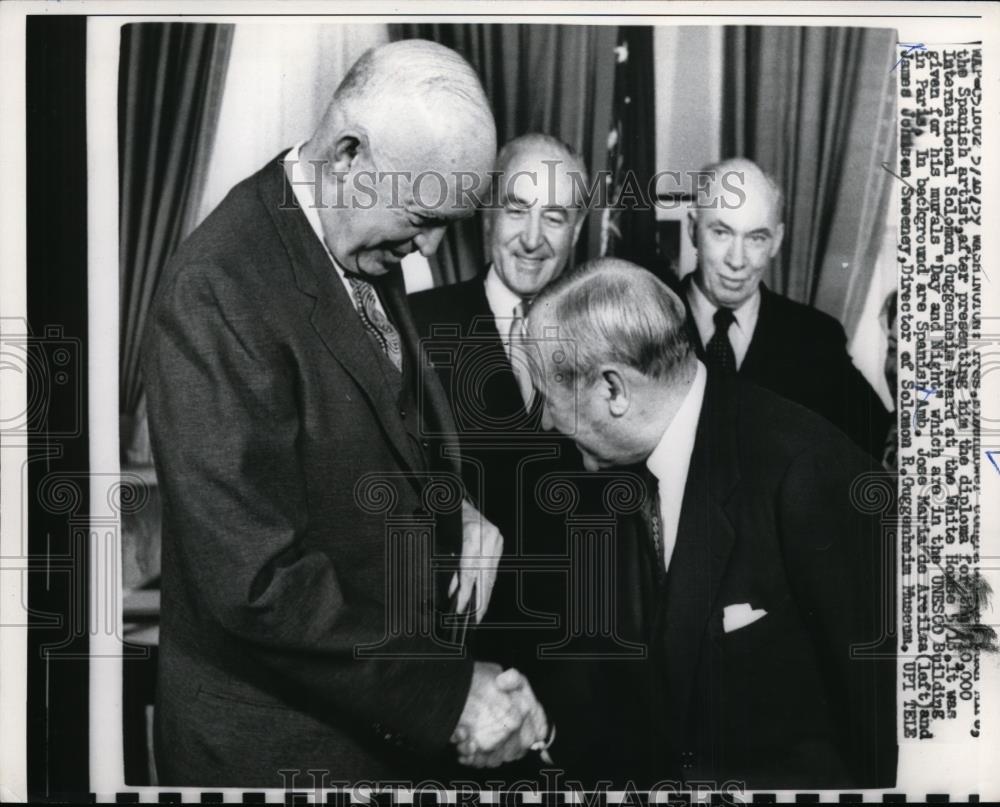 1959 Press Photo Pres.Eisenhower presented Intl. Solomon Guggenheim Award - Historic Images