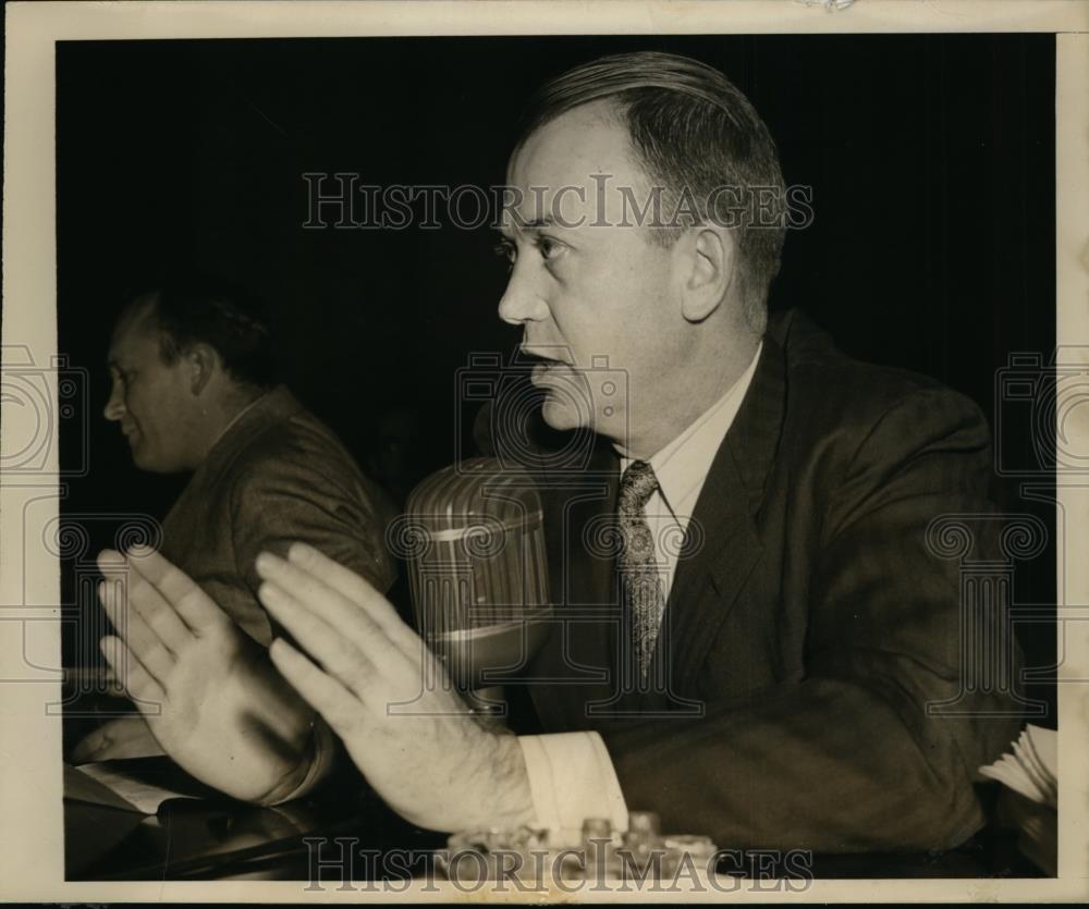 1943 Press Photo William F. Lentz Of The Ohio State Auditor's Office Testifying - Historic Images