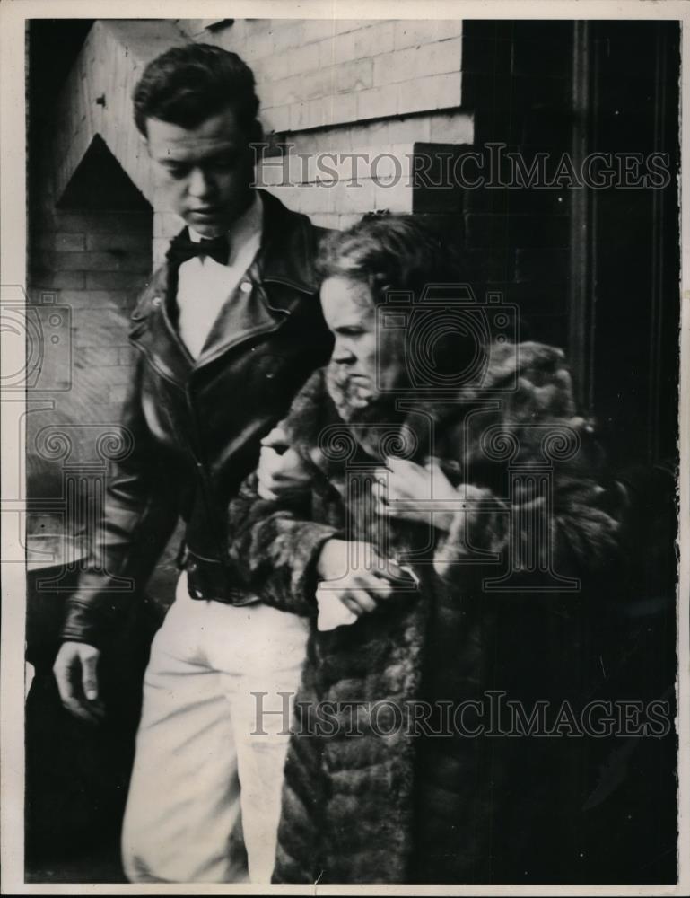 1940 Press Photo Lillian Edwards led from her home after arrest - nee95010 - Historic Images