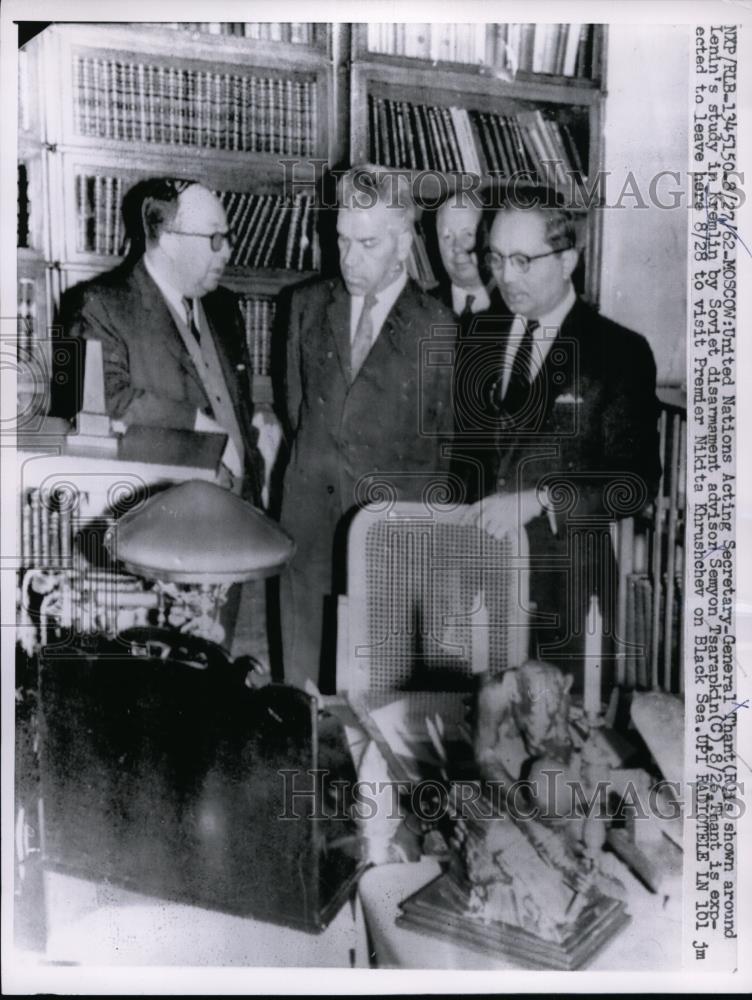 1962 Press Photo U.N. Sec.Gen. U.Thant show around Lenin Study in Kremlin - Historic Images