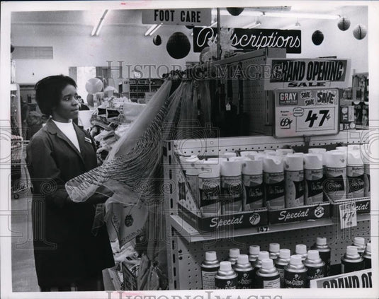 1966 Press Photo Roxie Jones, Clerk at Gray's drug Store at 13520 Euclid - Historic Images