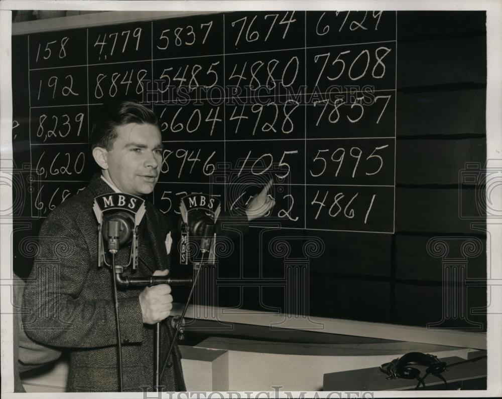 1940 Press Photo Stephen McCormick Points His Number Which Was Drawn In Lottery - Historic Images