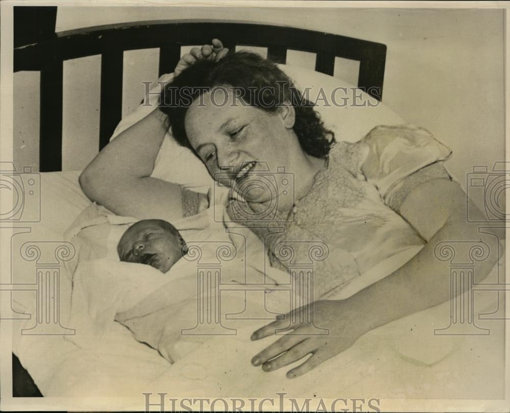 1940 Press Photo Mrs. Lester Johnson Pictured With Her Son - nee93708 - Historic Images