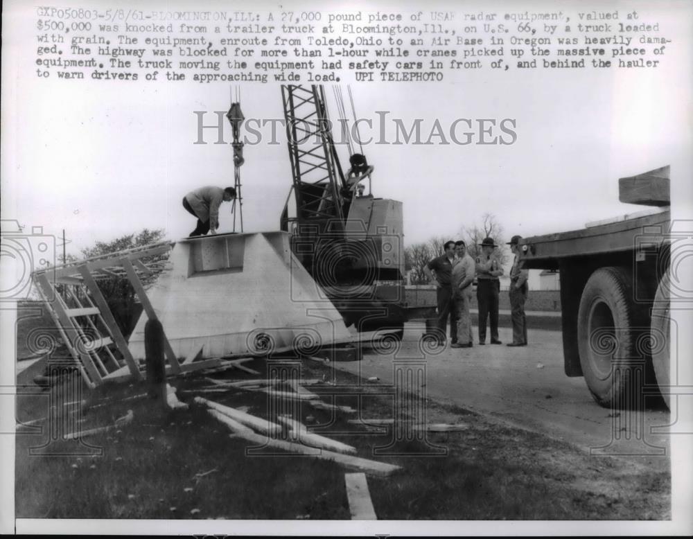 1961 Press Photo 27000 piece of USAF radar equipment falls from trailer truck - Historic Images