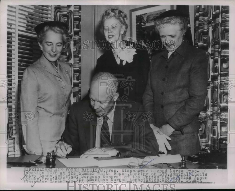 1954 Press Photo Pres.Eisenhower sign Nurses Proclamation at Summer White House - Historic Images