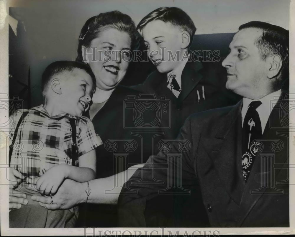 1953 Press Photo Ronnie Thompson returned to his family after being kidnaped - Historic Images